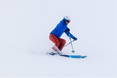 Jak skręcać na nartach – nauka skrętu płużnego